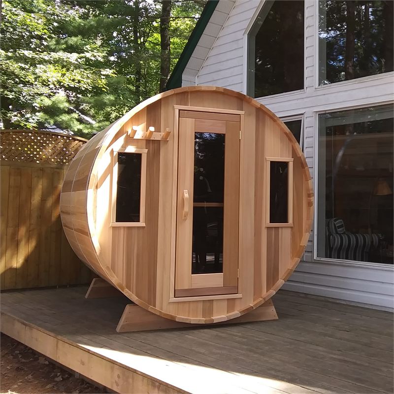 Sauna baril avec porche abrité sur une terrasse en bois