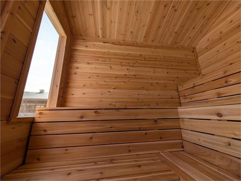 Intérieur en cèdre du Summit avec bancs en L à plusieurs niveaux