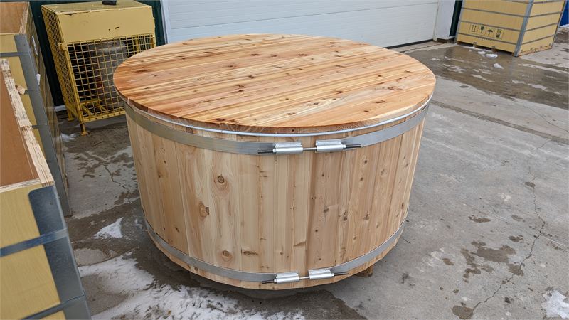 Bain rond en cèdre avec couvercle en bois fermé