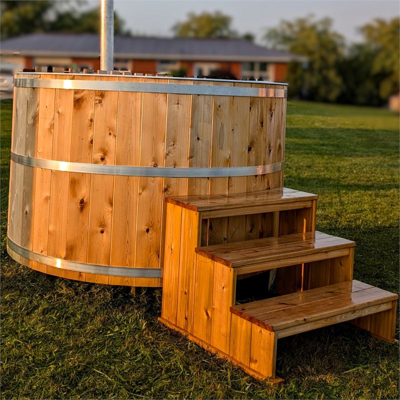 Bain chaud en cèdre avec marches en bois assorties
