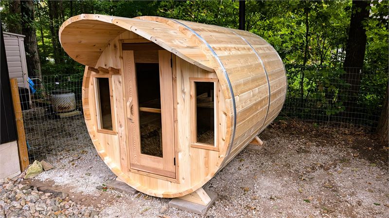 Entrée de sauna en cèdre avec hautes fenêtres et toit arrondi